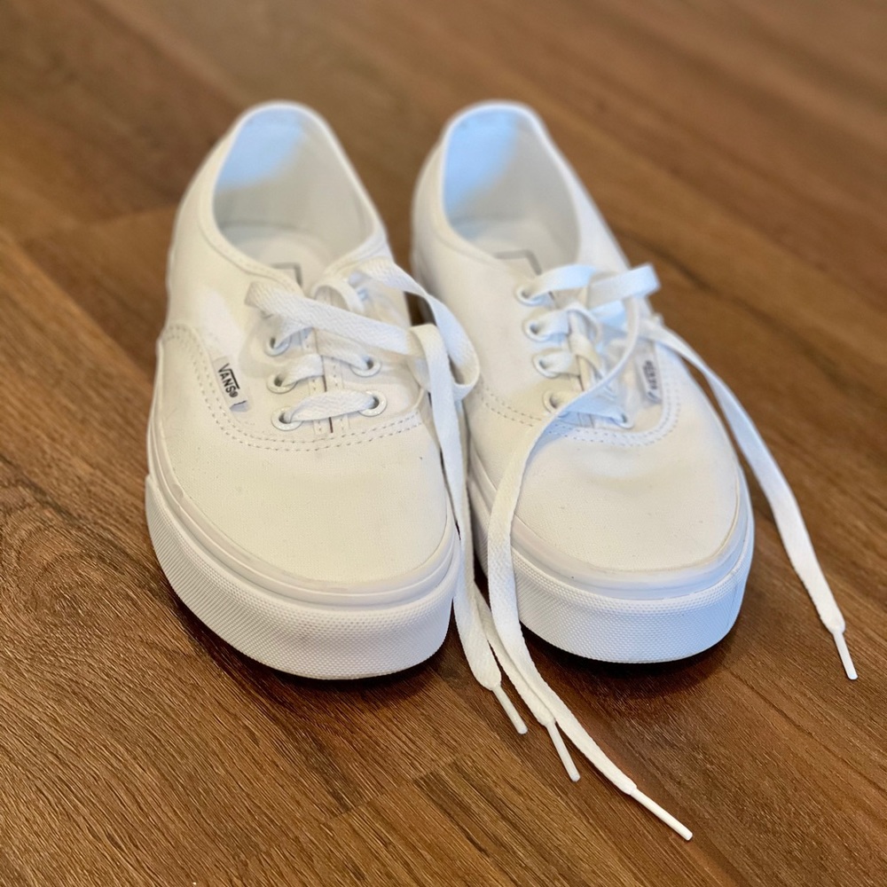 🚫SOLD🚫Van’s “Authentic” style low top shoes